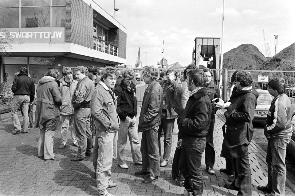 Overslagbedrijven van Frans Swarttouw in Rotterdam in staking gegaan stakende w, Bestanddeelnr 932-1378