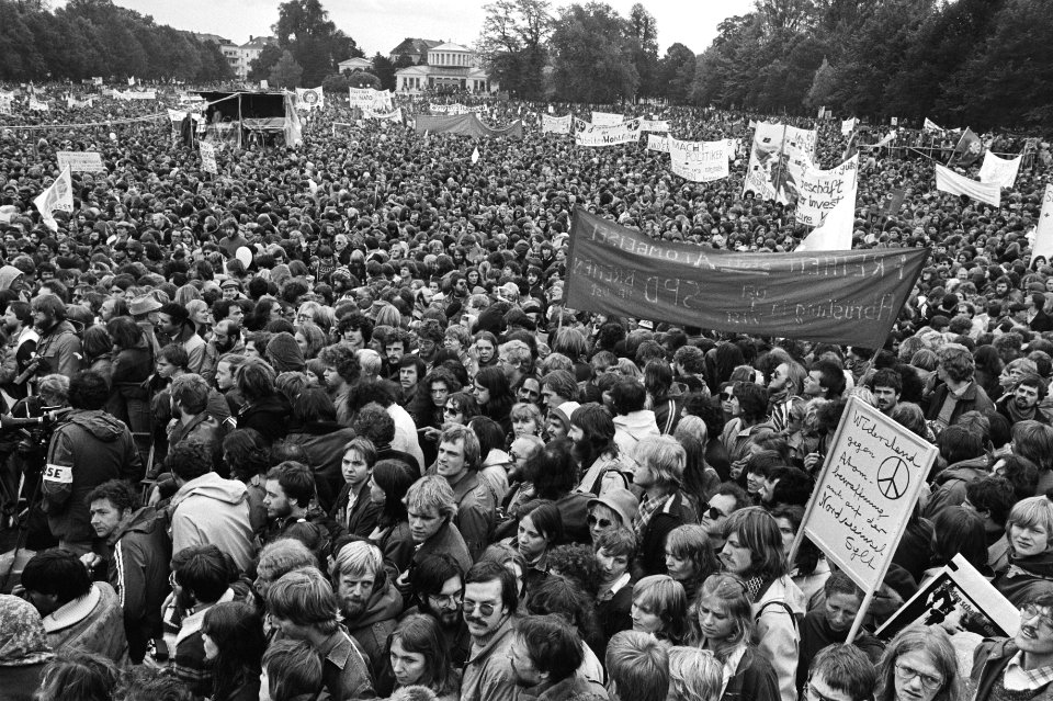Overzicht van de bijeenkomst in de Hofgarten in Bonn, Bestanddeelnr 931-7334