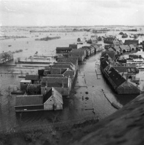Overzicht van een ondergelopen dorp, Bestanddeelnr 900-7547