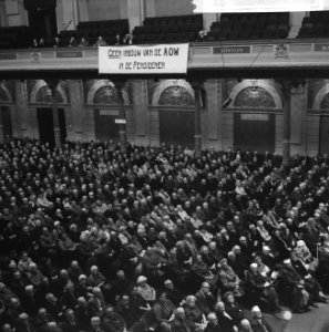 Overzicht van de aanwezige ouderen in het Concertgebouw, Bestanddeelnr 918-4897