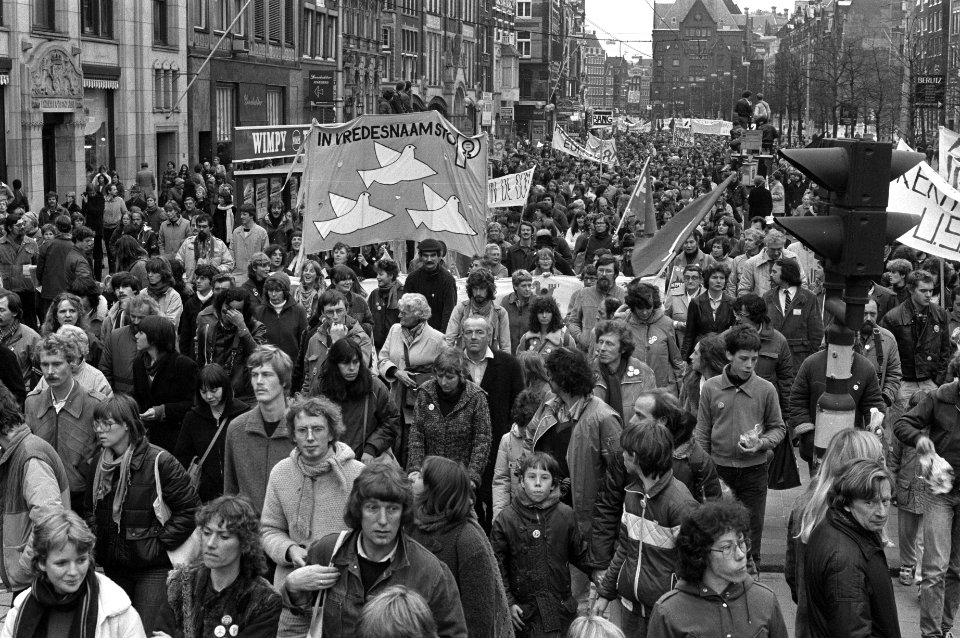 Overzicht van de demonstranten op het Rokin, Bestanddeelnr 931-8155