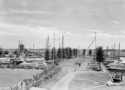 Overzicht van aanlegplaatsen en terrein van jachthaven Cieco, op de achtergrond , Bestanddeelnr 190-1313