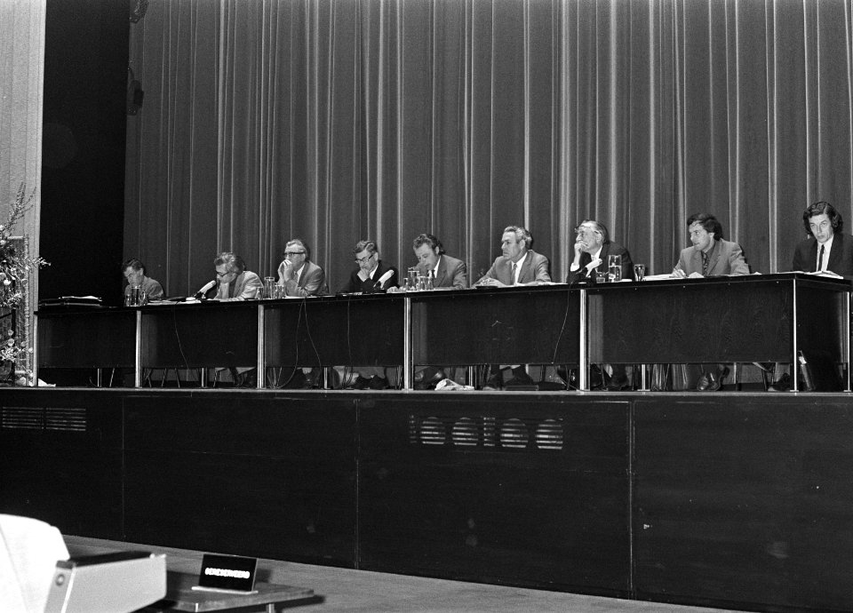 Overzicht van de bestuurderen achter de tafel, Bestanddeelnr 925-5450