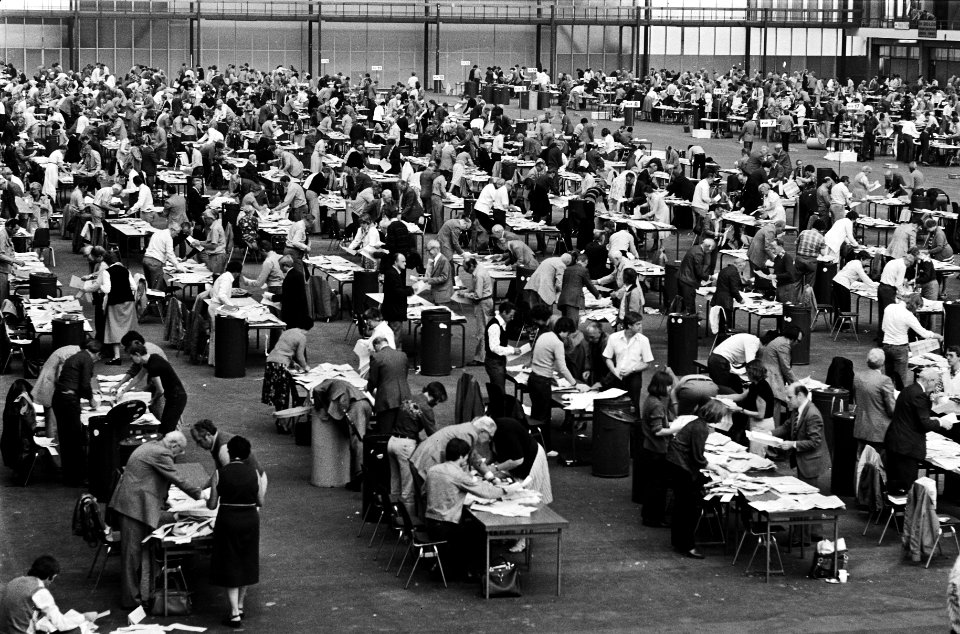 Overzicht tijdens het tellen in de Europahal, Bestanddeelnr 930-3076