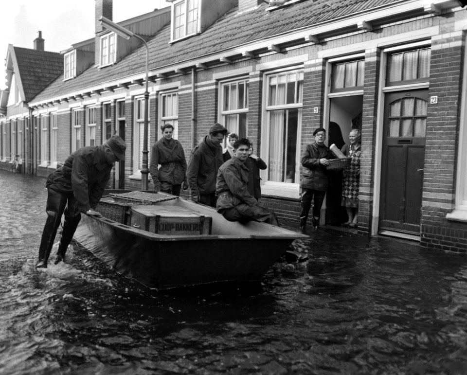 Overstroming in Meppel, bakker brengt met ponton brood rond, Bestanddeelnr 911-8451