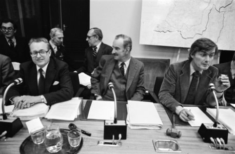 Overleg minister Scholten en Van der Klaauw en defensiecommissie ( Den Haag ) v, Bestanddeelnr 930-0893 photo