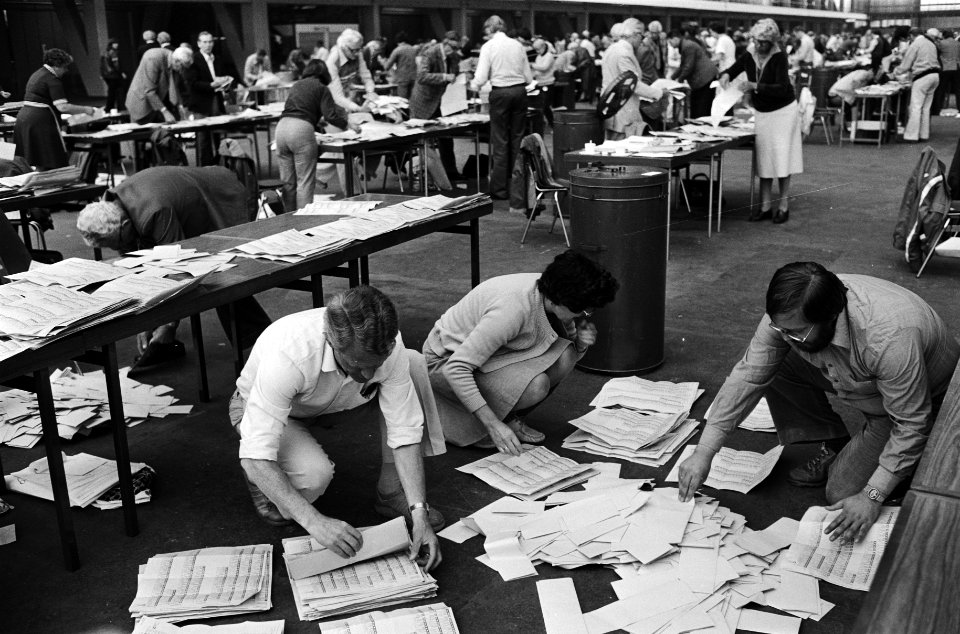 Overzicht tijdens het tellen in de Europahal, Bestanddeelnr 930-3077