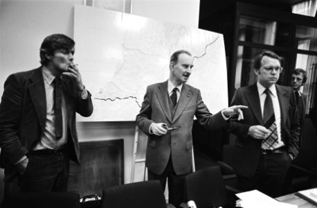 Overleg minister Scholten en Van der Klaauw en defensiecommissie ( Den Haag ), Bestanddeelnr 930-0895