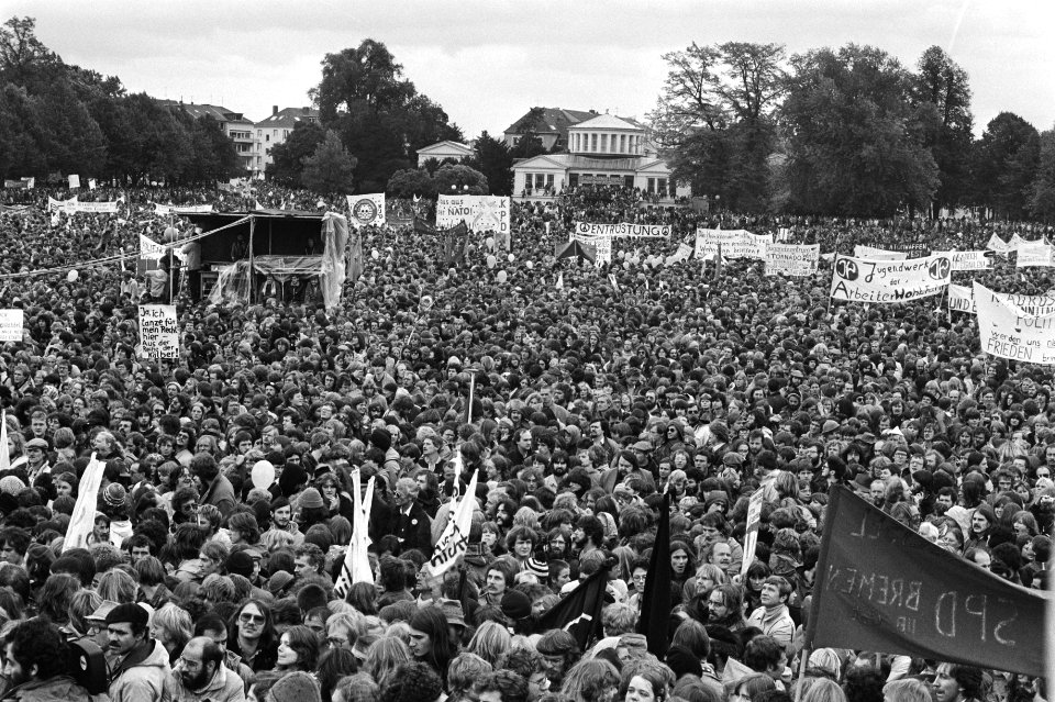 Overzicht van de bijeenkomst in de Hofgarten in Bonn, Bestanddeelnr 931-7337