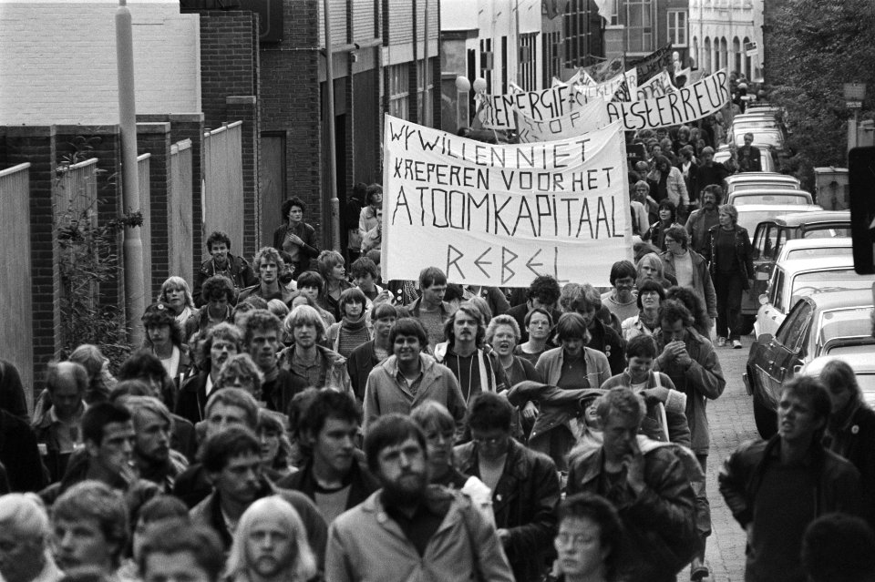 Overzicht van de demonstratieve optocht met spandoek Wij willen niet kreperen v, Bestanddeelnr 931-7050