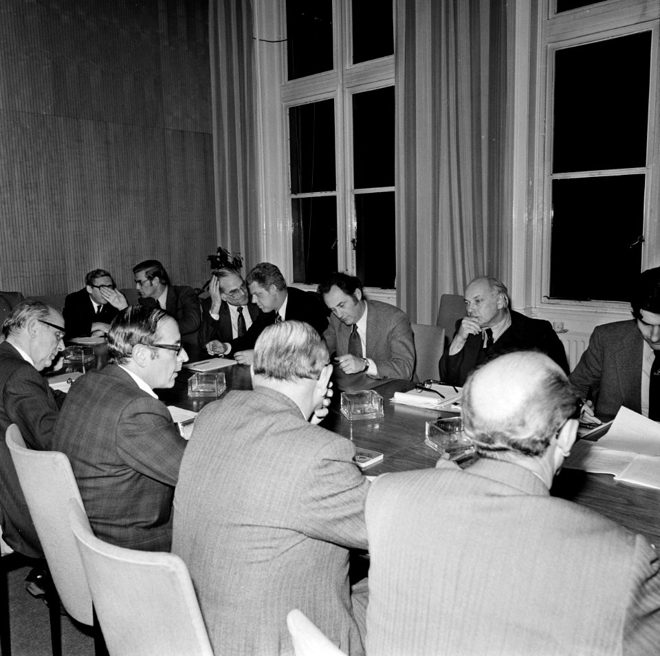 Overzicht van de deelnemers aan de vergadertafel, Bestanddeelnr 926-8683