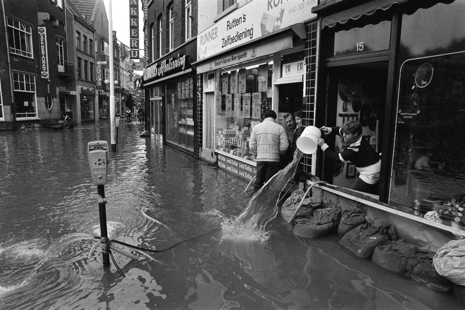 Overstromingen in Limburg, Venlo e.o. ondergelopen winkelstraat in Venlo (zandz, Bestanddeelnr 932-8650
