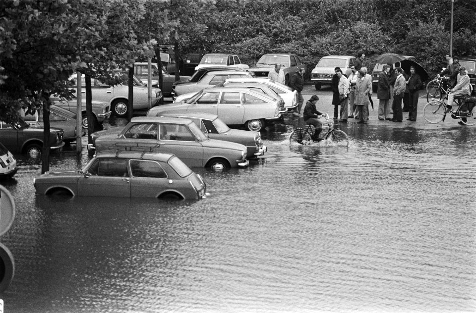 Overstromingen door noodweer in Eindhoven ondergelopen parkeerplaats, Bestanddeelnr 929-3165