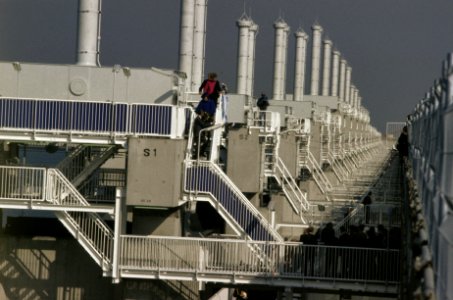 Overzicht Oosterschelde dam, net geopend door Koningin Beatrix (loopt trap af), Bestanddeelnr 253-8993