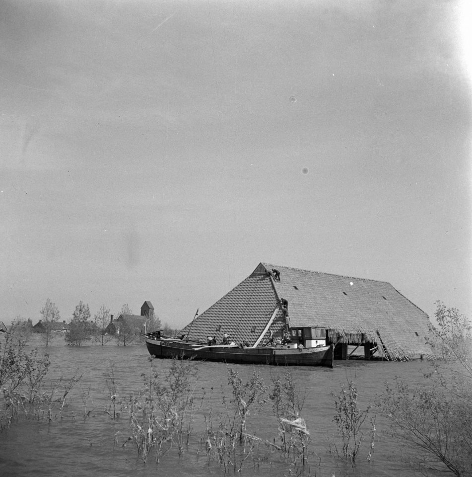 Overstroming van de Wieringmeerpolder. Op 17 april 1945 hebben de Duitsers nog d, Bestanddeelnr 900-3195