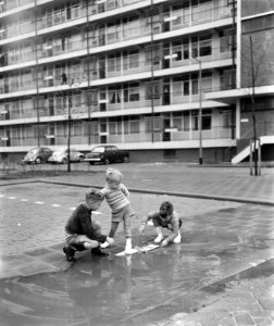 Overstroming door regen in Rotterdam, kinderen spelen, Bestanddeelnr 911-4974
