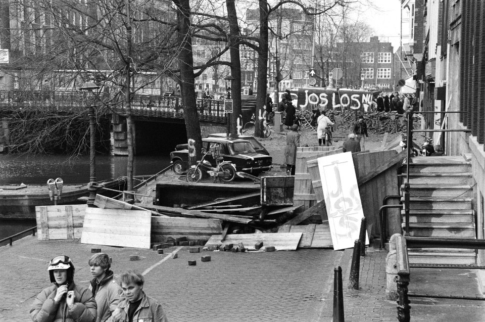Overzicht van de barricades rond het kraakpand Prinsengracht in Amsterdam, Bestanddeelnr 931-3075
