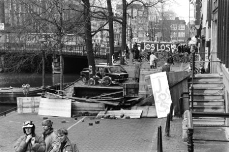 Overzicht van de barricades rond het kraakpand Prinsengracht in Amsterdam, Bestanddeelnr 931-3075
