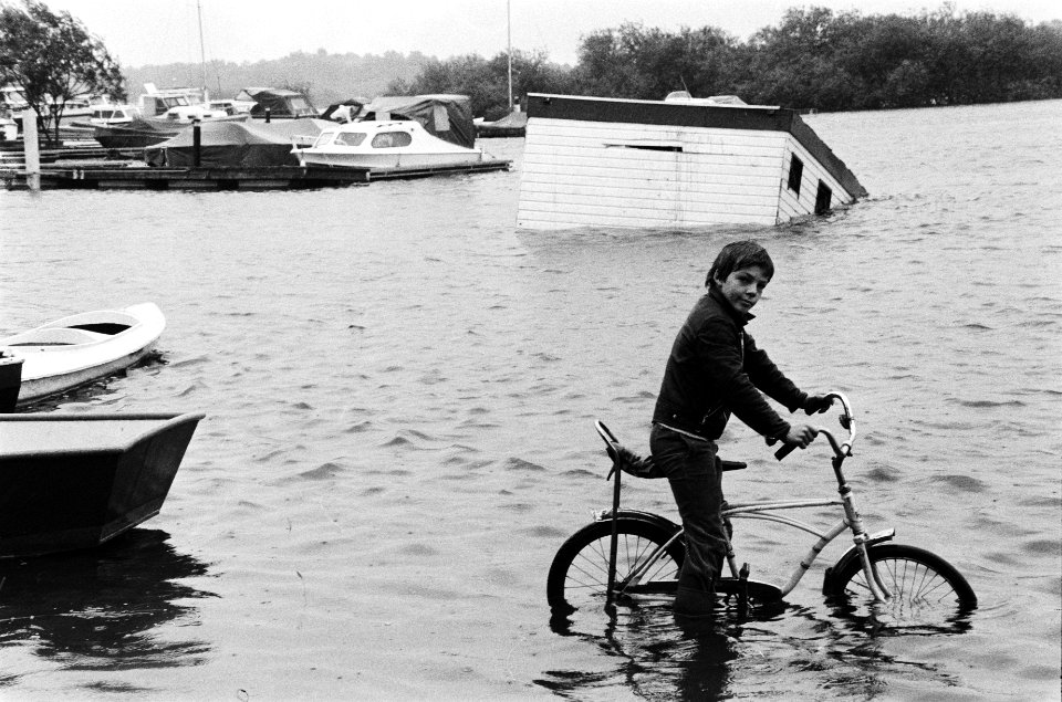 Overstromingen, kampeerterreinen, rivieren, hoog water, fietsen, Veenen ad IJs, Bestanddeelnr 930-9336
