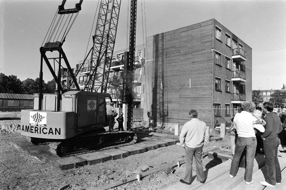 Overzicht met op de achtergrond het eerste gedeelte van het bouwblok, Bestanddeelnr 931-6933