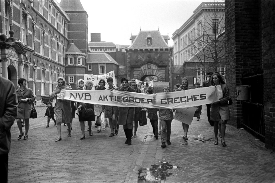 Overzicht demonstranten met spandoek, Bestanddeelnr 923-4608