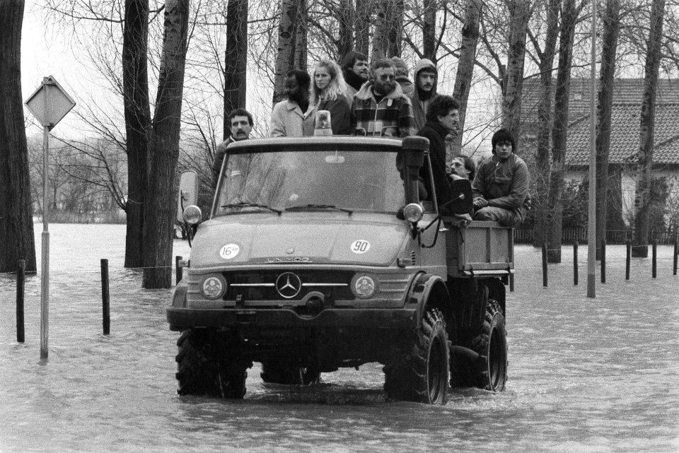 Overstromingen in Limburg in het dorpje Itteren bewoners op vrachtwagentje, Bestanddeelnr 932-8627
