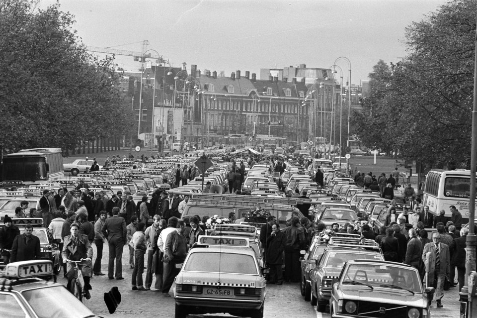 Overzicht van de verzamelde taxis op het Museumplein, Bestanddeelnr 931-7554
