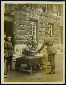 Oxford. Cadet of R.F.C. Royal Flying Corps receiving his pay in Peck Water Qua, Bestanddeelnr 158-1484
