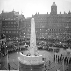 Overzicht Dam tijdens herdenking des avonds, Bestanddeelnr 919-1110