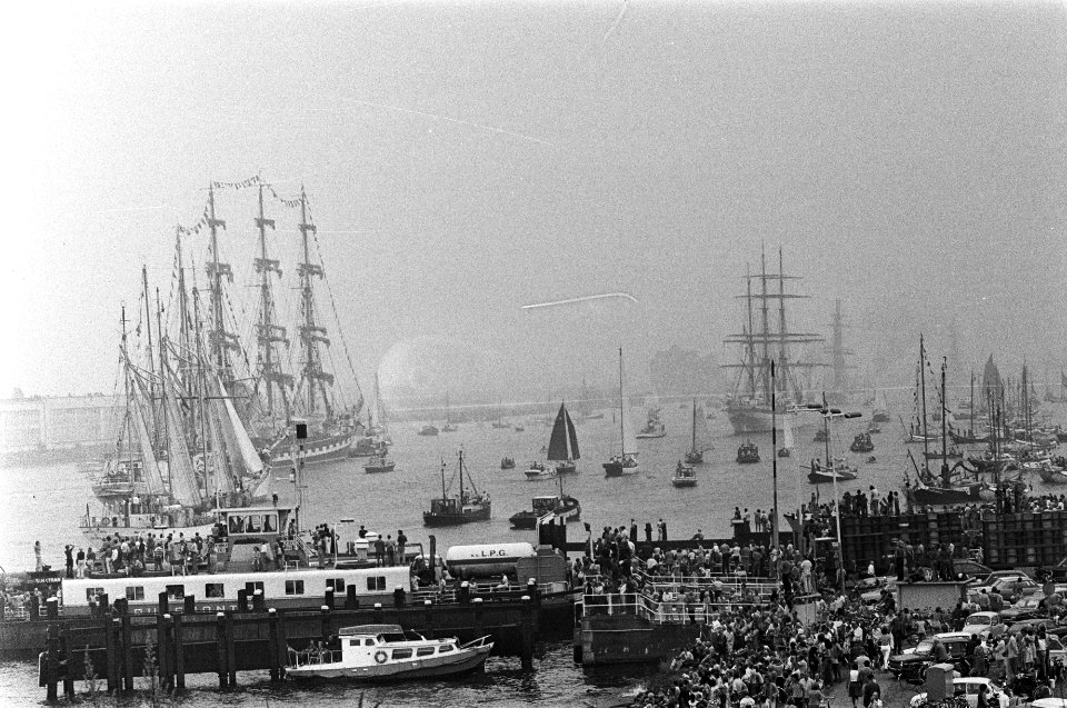 Overzicht met links het Russische schip Krusenstern, Bestanddeelnr 928-1022