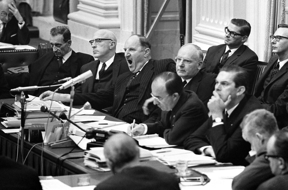 Overzicht regeringstafel met een gapende minister Joseph Luns (KVP), Bestanddeelnr 919-6686