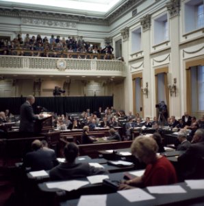 Overzicht van de Tweede Kamer met zicht op de publieke tribune, Bestanddeelnr 254-8968