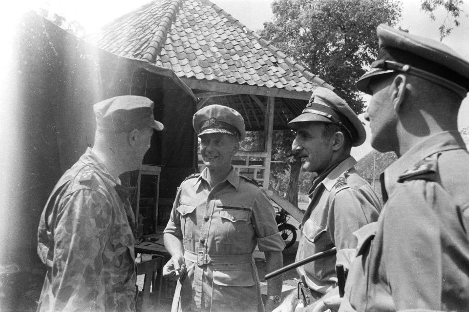 Overleg tussen vlnr. kolonel J.W. Uylenberg (), generaal D.C. Buurman van Vree…, Bestanddeelnr 274-1-1