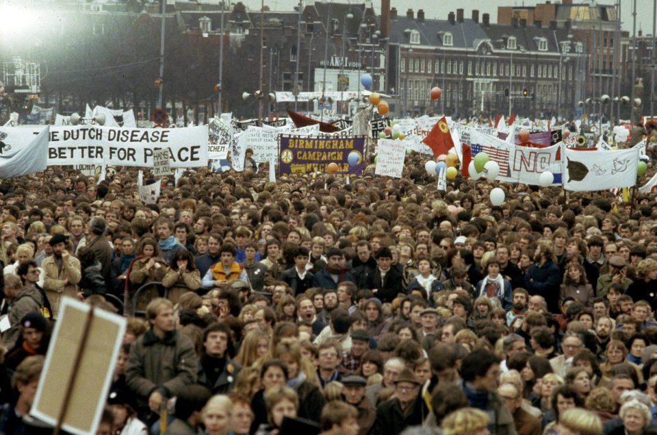 Overzicht op Museumplein met o.a. spandoek The Dutch disease is better for peac, Bestanddeelnr 253-8626