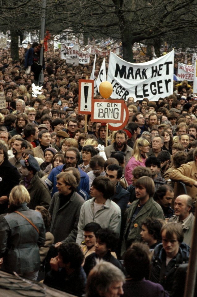 Overzicht op Museumplein met o.a. spandoek The Dutch disease is better for peac, Bestanddeelnr 253-8628