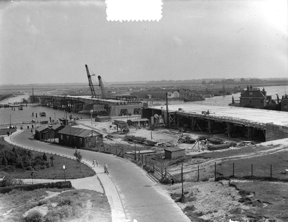 Overzicht Nieuwe Amstlbrug. Leggen van ged. door een bak, Bestanddeelnr 905-8014