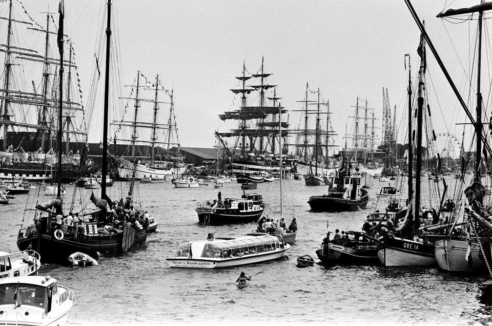 Overzicht van de tall ships met veel boten op de voorgrond, Bestanddeelnr 930-9552