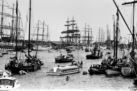 Overzicht van de tall ships met veel boten op de voorgrond, Bestanddeelnr 930-9552
