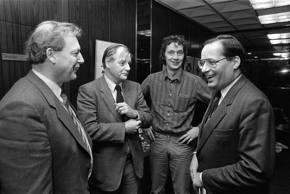 Overleg onderwijssalarissen hervat tussen minister Deetman (r) en v.l.n.r. Van M, Bestanddeelnr 932-8363