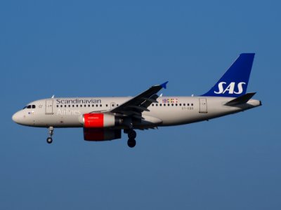 OY-KBR SAS Scandinavian Airlines Airbus A319-131, landing on Schiphol, pic-2
