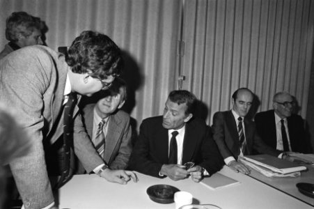 Overleg met direkteur Laurent (rechts) en Henk Vos (links, FNV), Bestanddeelnr 931-7684