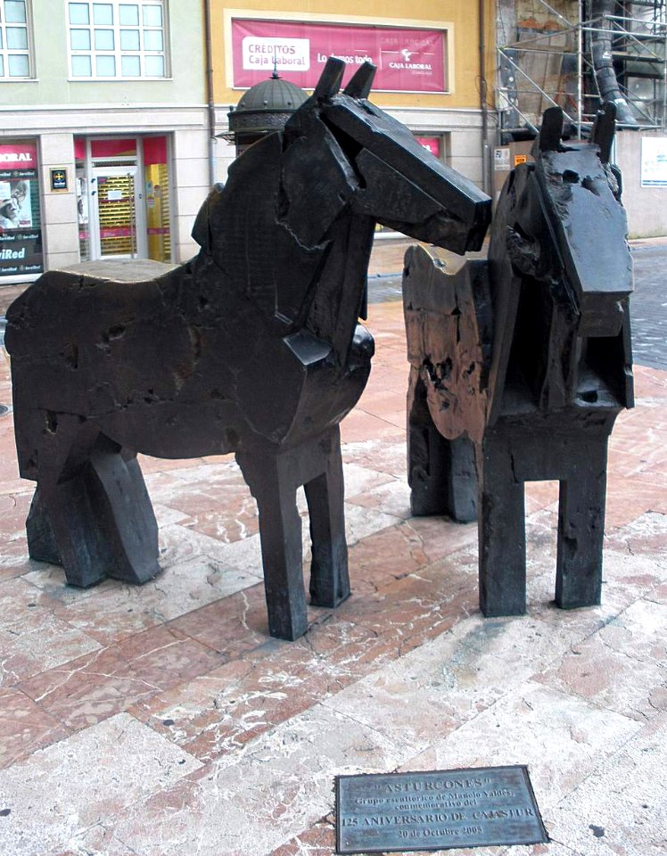 Oviedo - Escultura 'Asturcones'