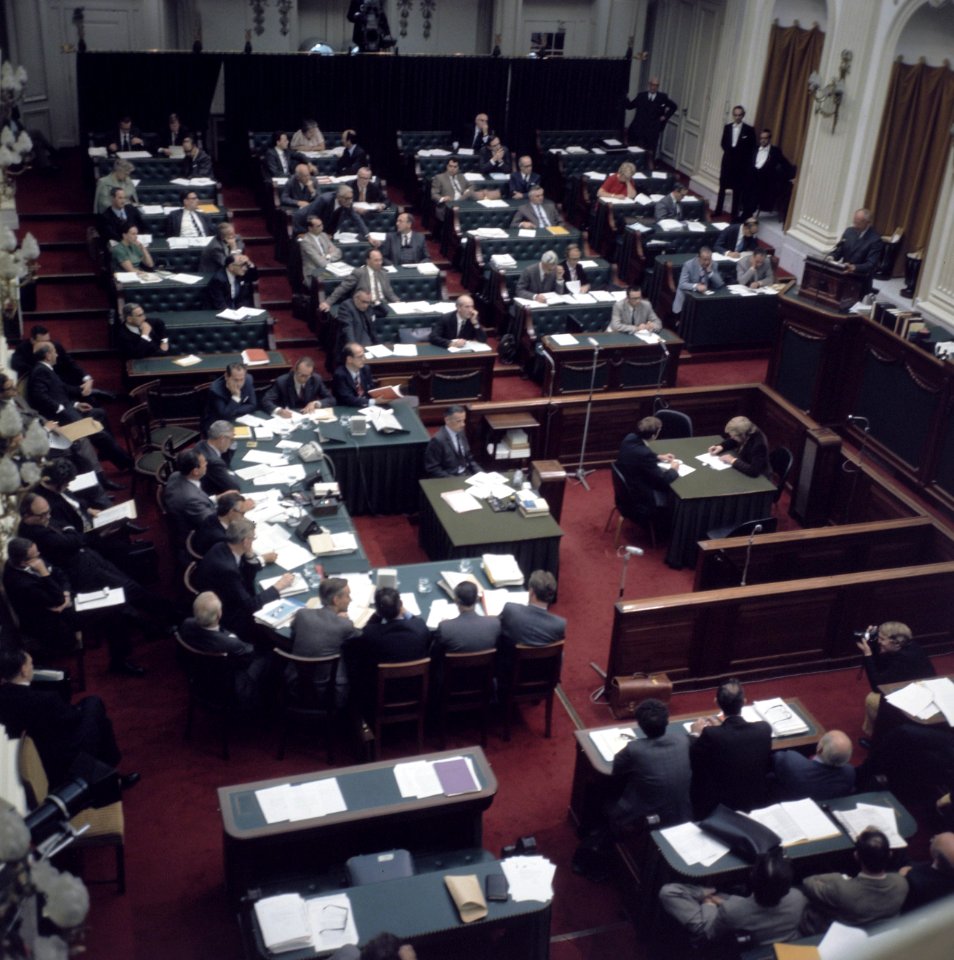 Overzicht van de Tweede Kamer vanaf de publieke tribune, Bestanddeelnr 254-8966