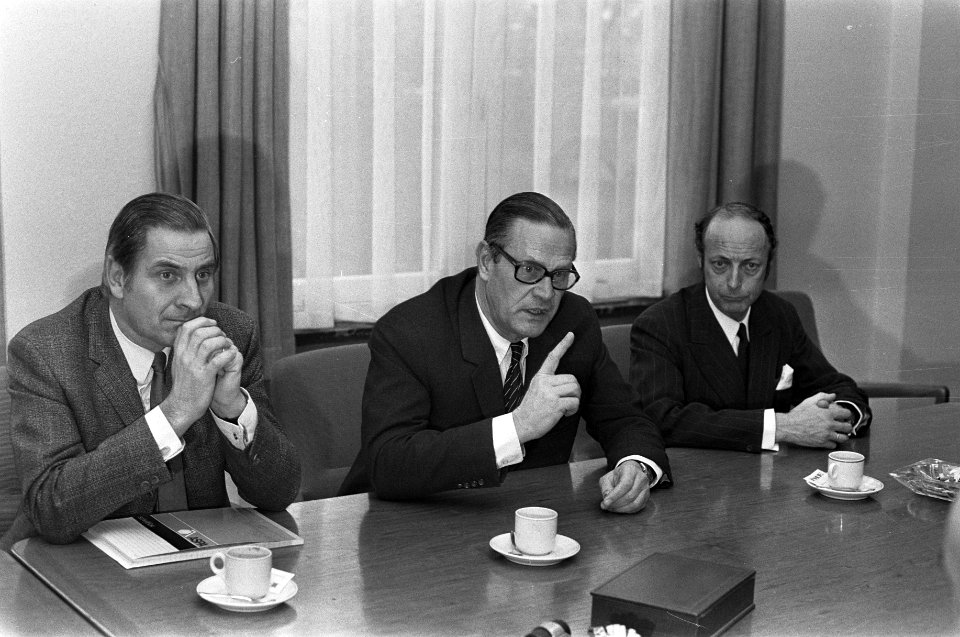Overleg over CAO-grootmetaal mislukt, persconferentie werkgevers delegatie, C.J., Bestanddeelnr 926-2098