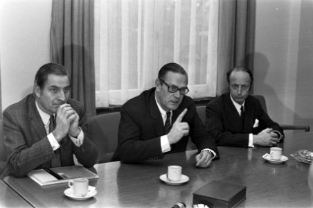 Overleg over CAO-grootmetaal mislukt, persconferentie werkgevers delegatie, C.J., Bestanddeelnr 926-2098