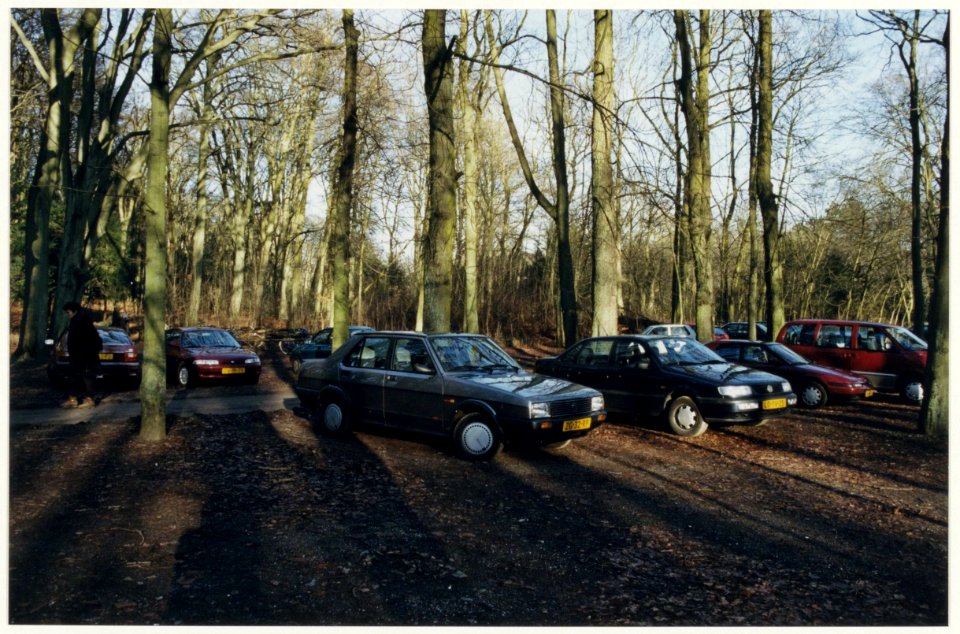 Overlast in 1998 van geparkeerde auto's in het natuurgebied Duin en Kruidberg. NL-HlmNHA 54050097