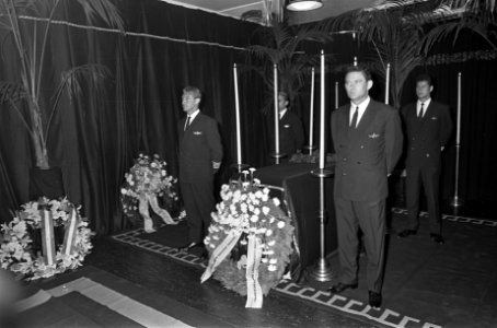 Overleden gezagvoerder G.H. de Groot opgebaard in Chapelle Ardente op Schiphol, , Bestanddeelnr 919-4370