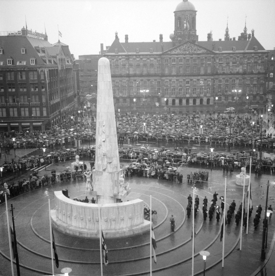 Overzicht Dam tijdens herdenking des avonds, Bestanddeelnr 919-1112