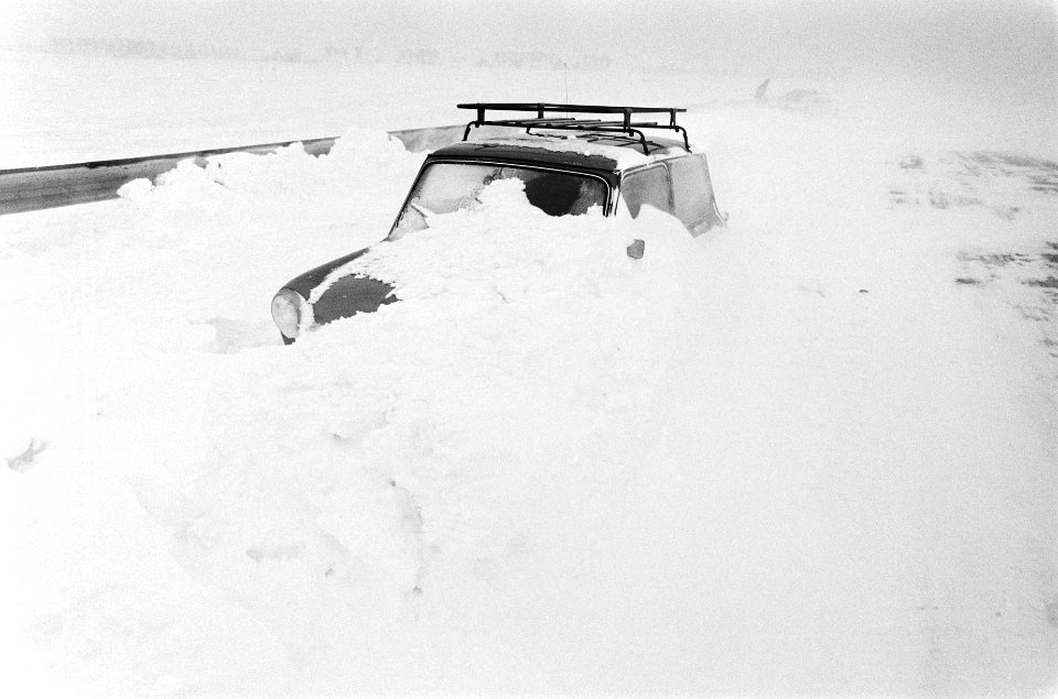 Overlast door grote sneeuwval ( Noord Holland ) ingesneeuwde auto (Purmerend, Ho, Bestanddeelnr 930-1239