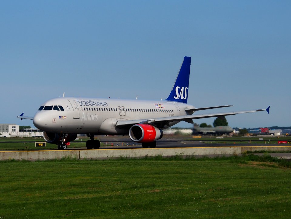 OY-KAO SAS Scandinavian Airlines Airbus A320-232 taxiing at Schiphol (AMS - EHAM), The Netherlands, 18may2014, pic-1